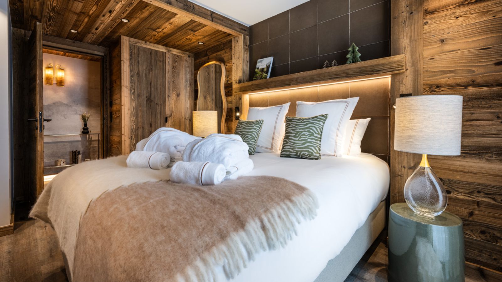 Luxury-Ski-Chalet-Val-d-Isere-Silverstone-Lodge-Suite-1-Oxford-Ski-Bedroom (5).jpg