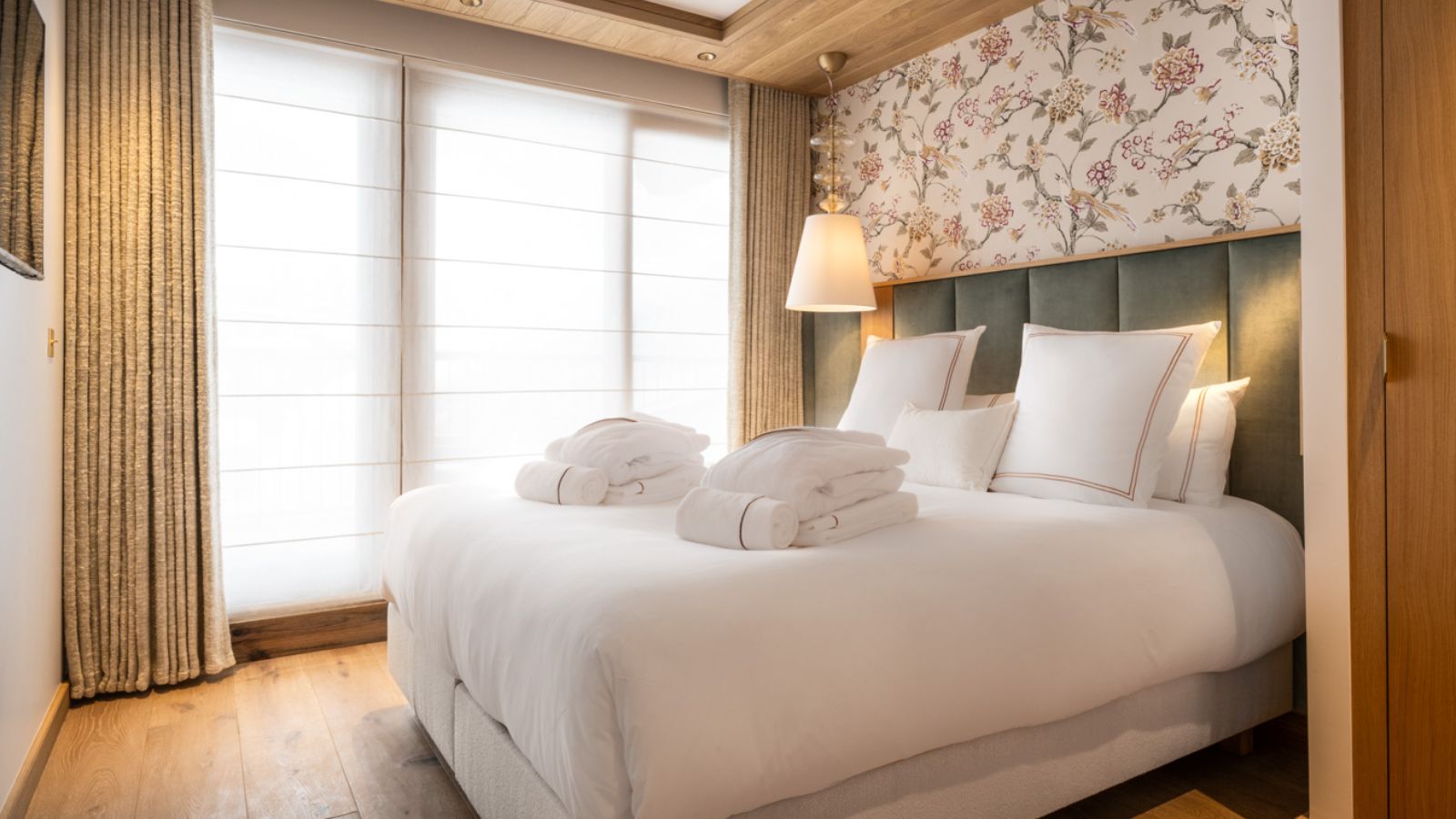 Luxury-Ski-Chalet-Val-d-Isere-Silverstone-Lodge-Prestige-No-5-Oxford-Ski-Bedroom (3).jpg