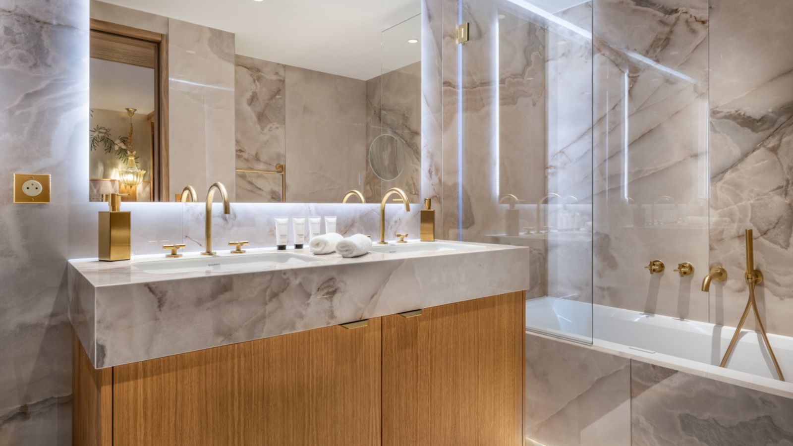 Luxury-Ski-Chalet-Val-d-Isere-Silverstone-Lodge-Prestige-No-5-Oxford-Ski-Bathroom.jpg
