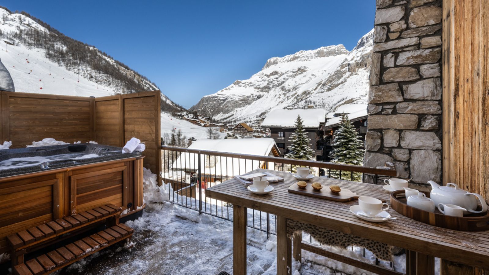 Luxury-Ski-Chalet-Val-d-Isere-Silverstone-Lodge-Suite-6-Oxford-Ski-Balcony.jpg