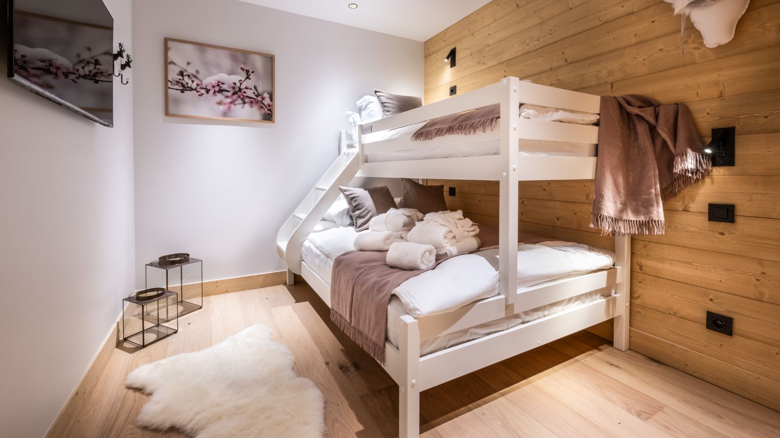 Luxury-Ski-Chalet-Meribel-Falcon-Lodge-Oxford-Ski-Bunk-Bedroom (12).jpg