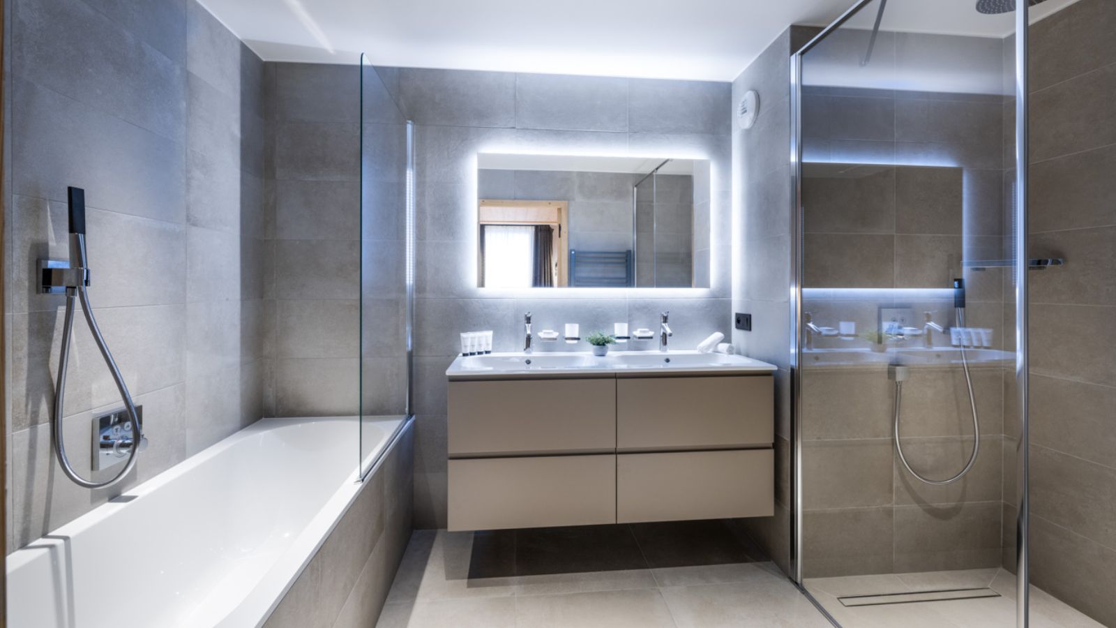 Luxury-Ski-Chalet-Meribel-Falcon-Lodge-Oxford-Ski-Bathroom (2).jpg