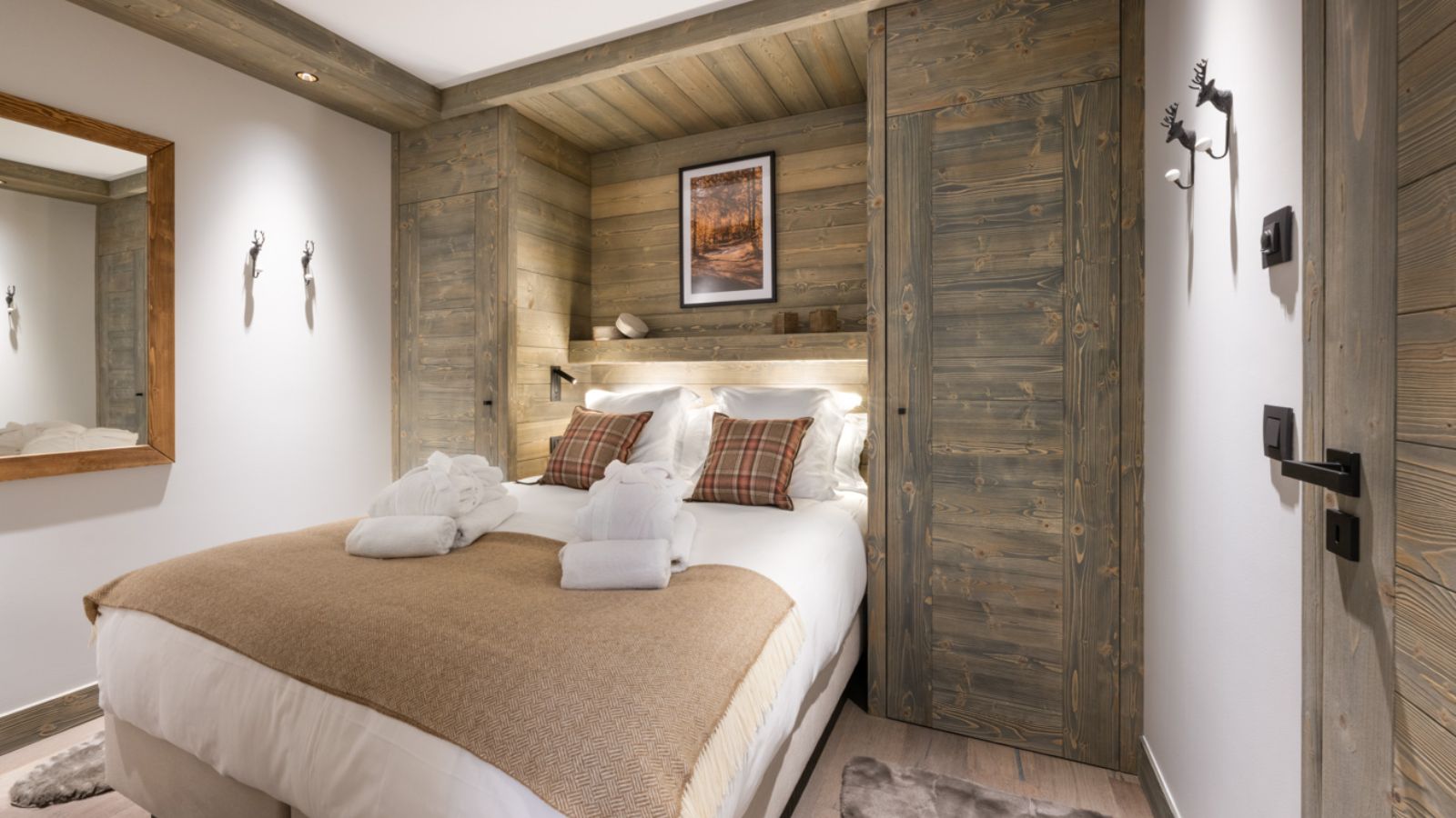 Luxury-Ski-Chalet-Meribel-Falcon-Lodge-Oxford-Ski-Bedroom (5).jpg