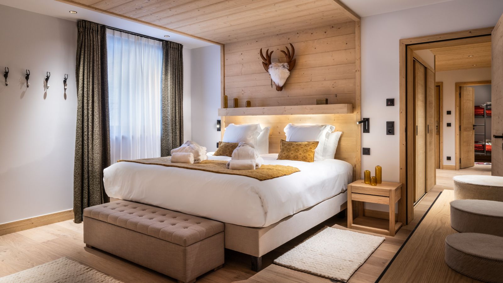 Luxury-Ski-Chalet-Meribel-Falcon-Lodge-Oxford-Ski-Bedroom (13).jpg