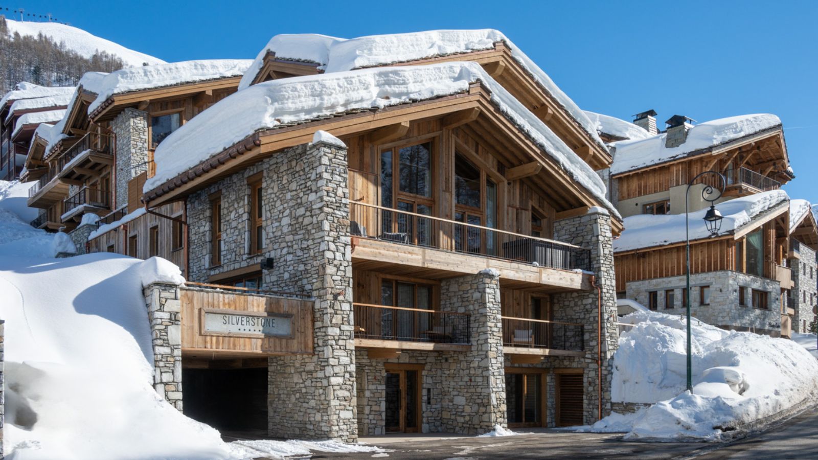 Luxury-Ski-Chalet-Val-d-Isere-Silverstone-Lodge-Suite-1-Oxford-Ski-Exterior.jpg