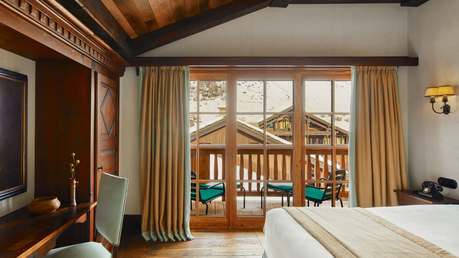 Luxury-ski-chalet-Vald'Isere-ApartmentMontmayeur-oxford-ski-bedroom 4.jpg