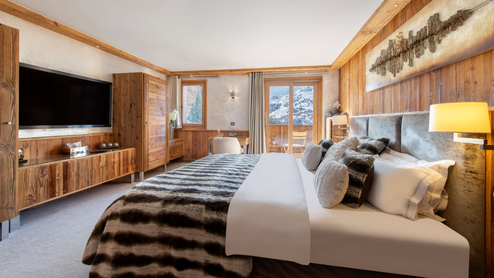 Luxury-Ski-Chalet-Meribel-Chalet-Genepi-Oxford-Ski-Bedroom (6).jpg