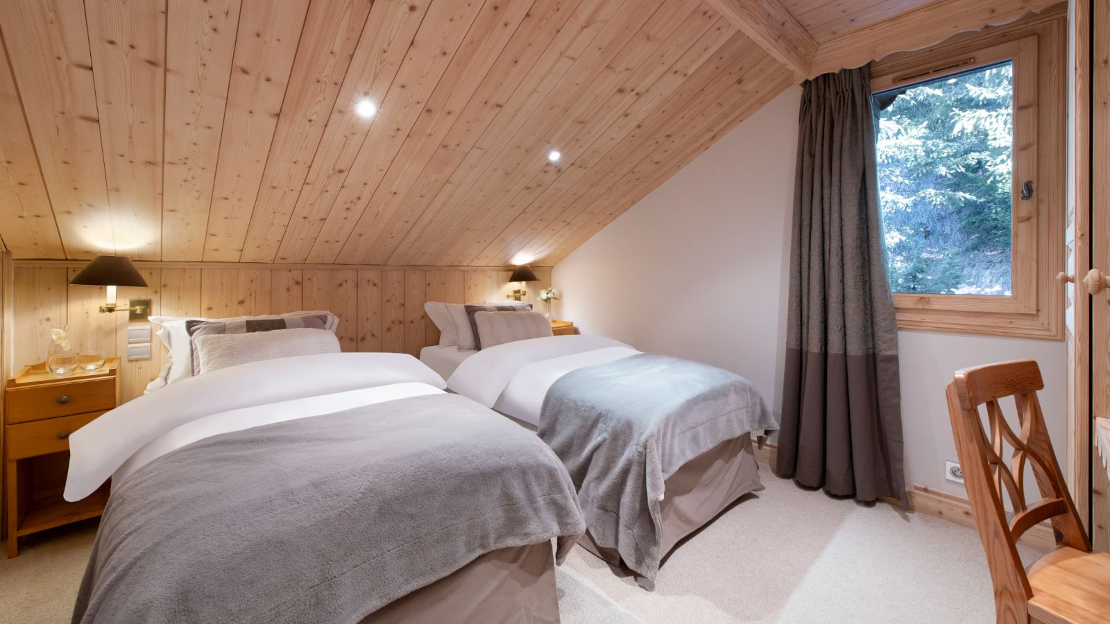 Luxury-Ski-Chalet-Meribel-Chalet-Genepi-Oxford-Ski-Bedroom (9).jpg
