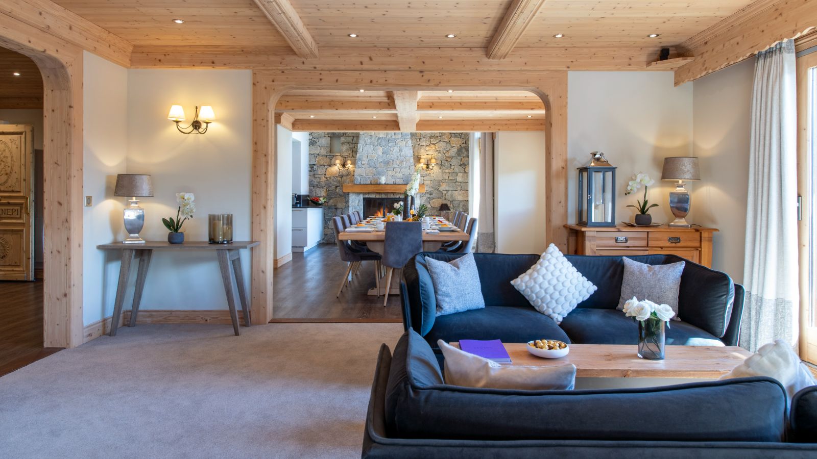 Luxury-Ski-Chalet-Meribel-Chalet-Genepi-Oxford-Ski-Lounge4.jpg