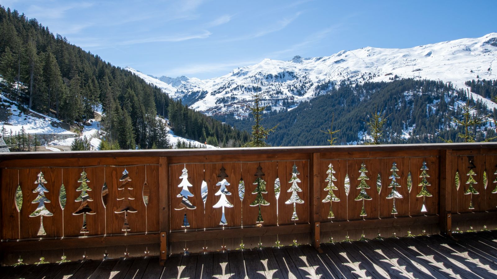 Luxury-Ski-Chalet-Meribel-Chalet-Genepi-Oxford-Ski-Balcony.jpg