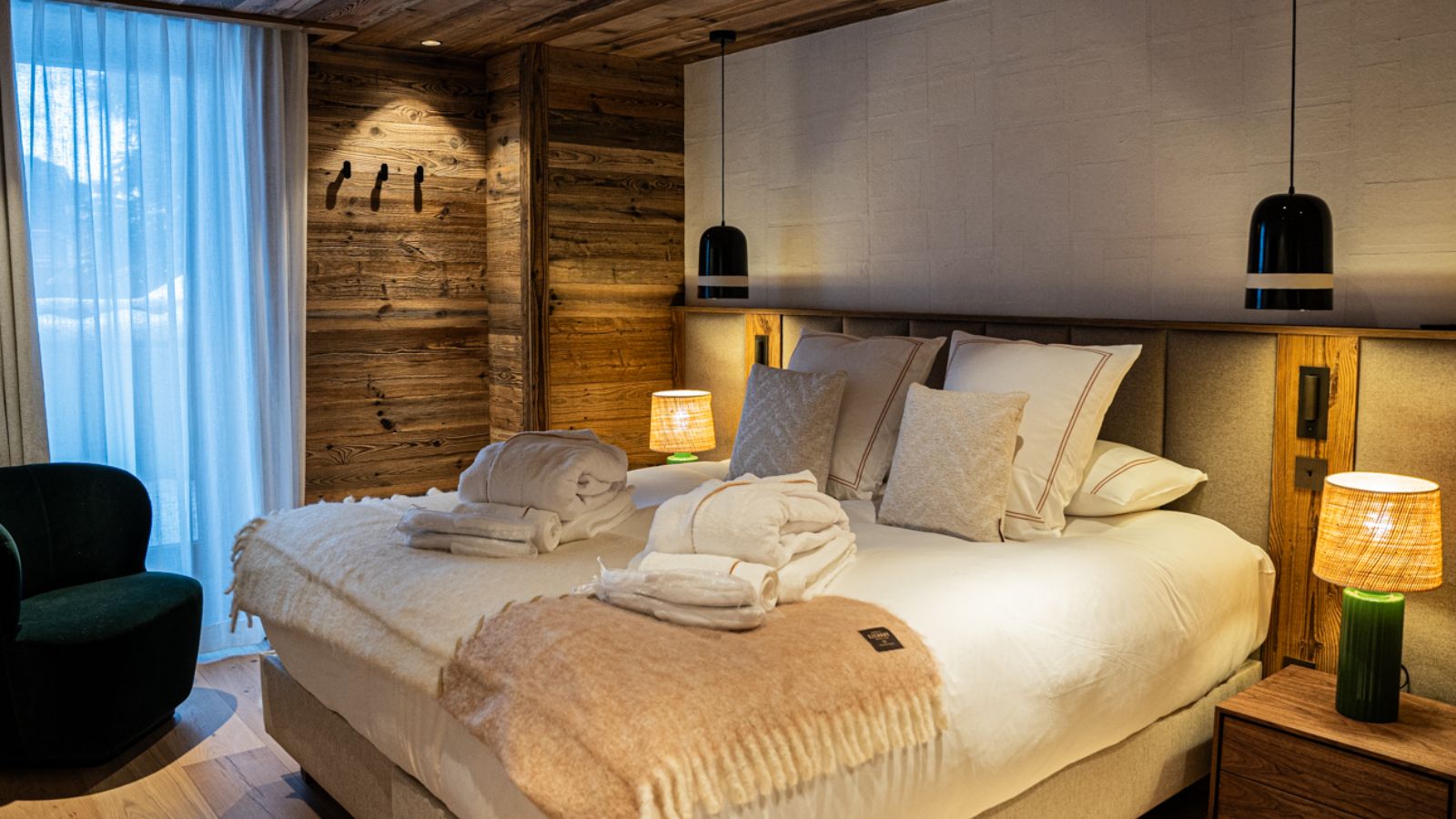 Luxury-Ski-Chalet-Val-D-Isere-Silverstone-Lodge-7-Oxford-Ski-Bedroom (13).jpg