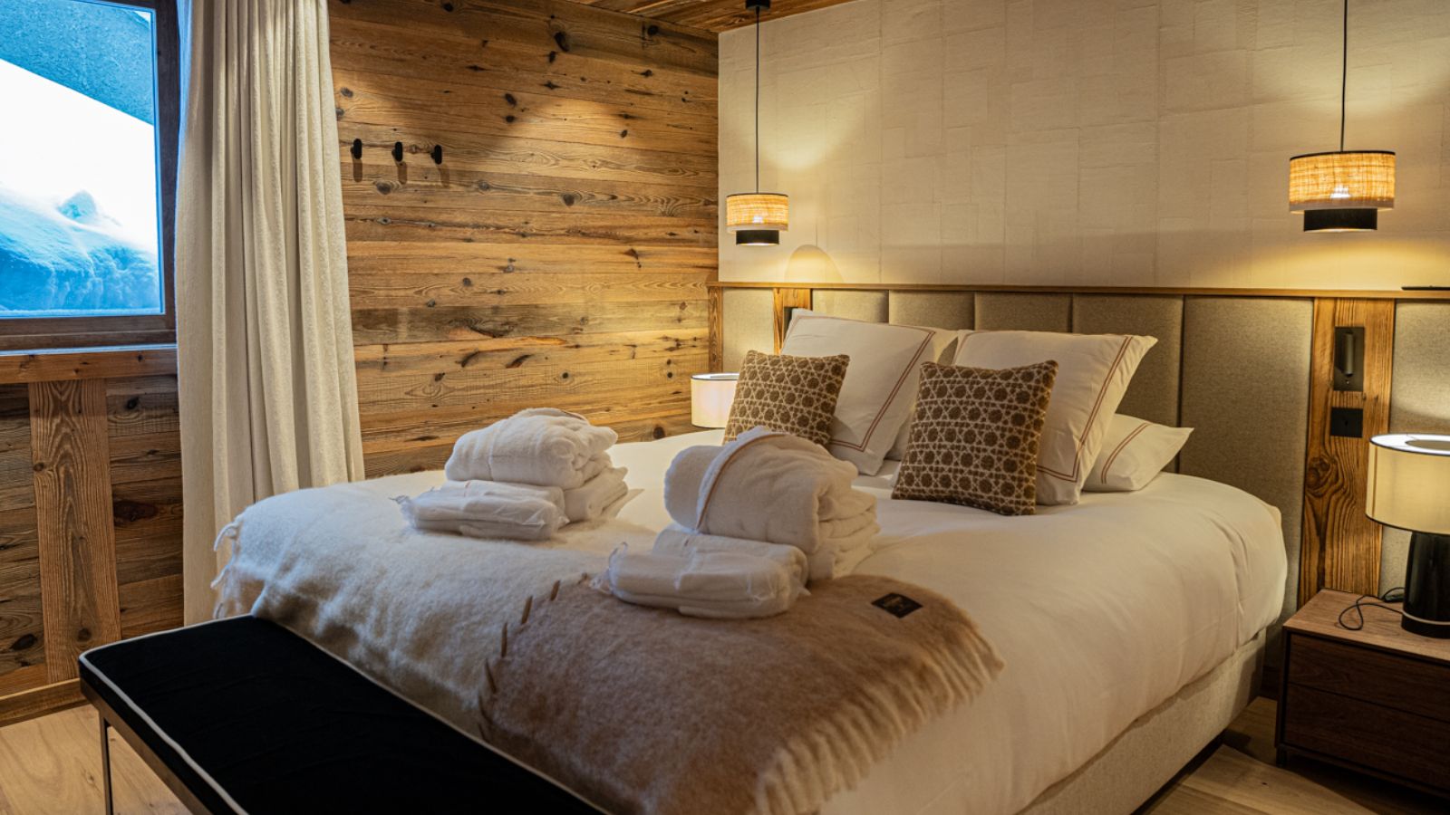 Luxury-Ski-Chalet-Val-D-Isere-Silverstone-Lodge-7-Oxford-Ski-Bedroom (16).jpg
