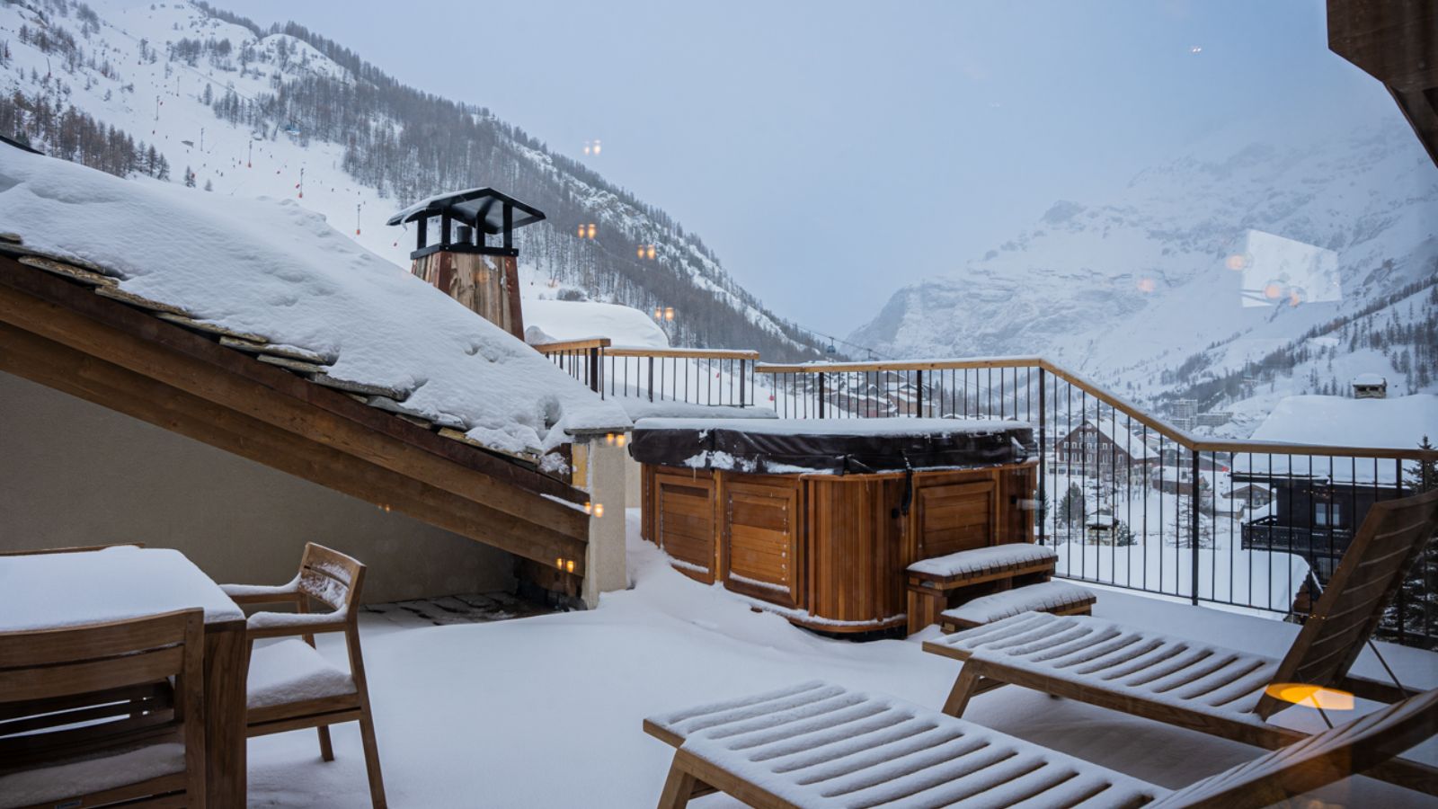 Luxury-Ski-Chalet-Val-D-Isere-Silverstone-Lodge-7-Oxford-Ski-Balcony.jpg