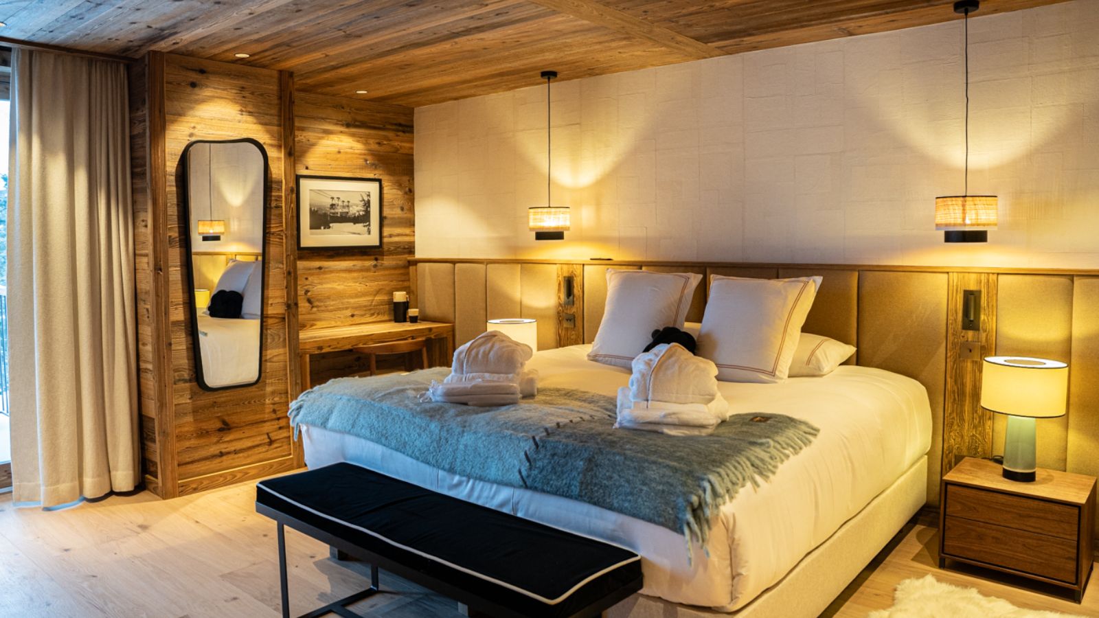 Luxury-Ski-Chalet-Val-D-Isere-Silverstone-Lodge-7-Oxford-Ski-Bedroom (2).jpg