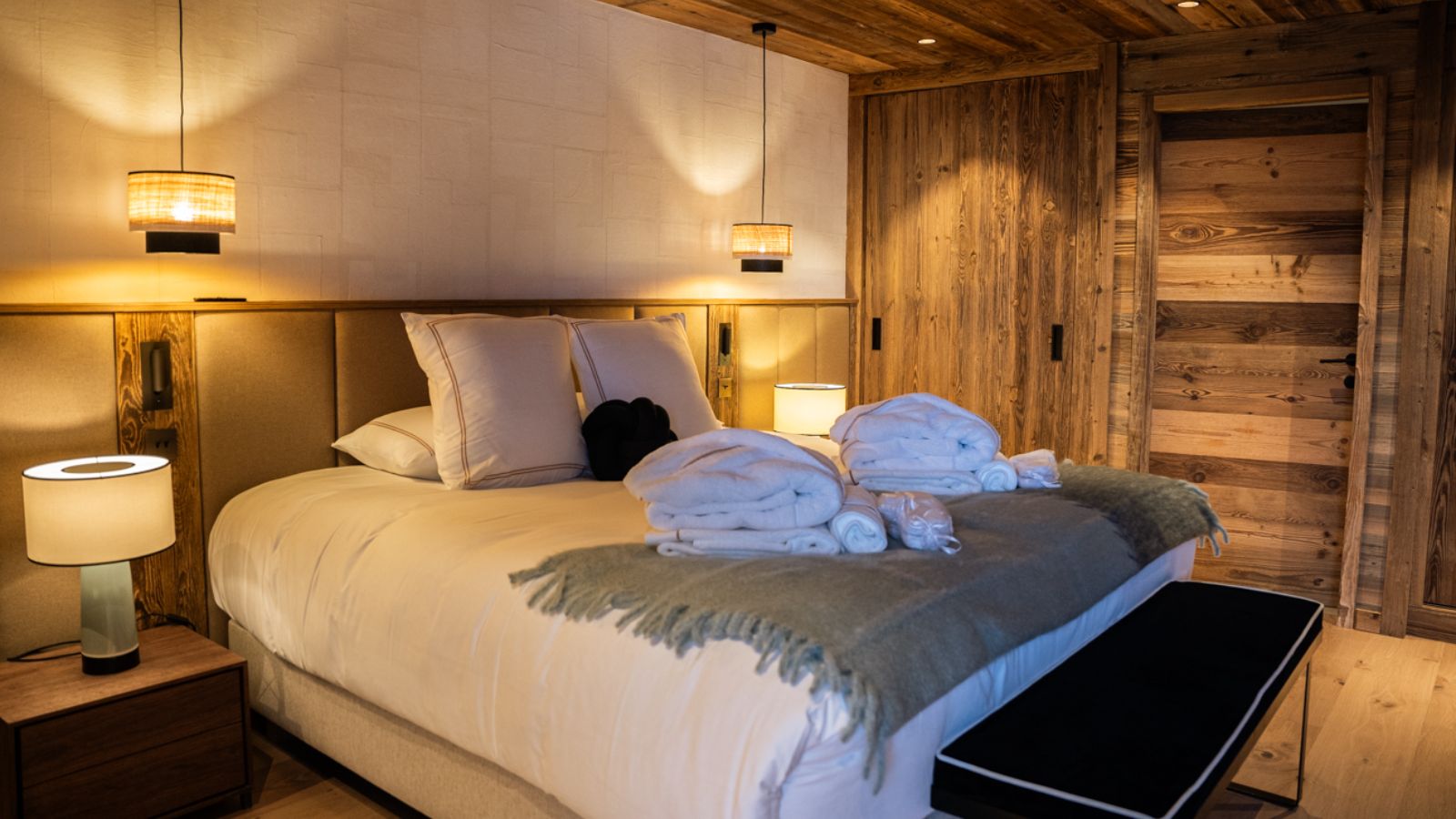 Luxury-Ski-Chalet-Val-D-Isere-Silverstone-Lodge-7-Oxford-Ski-Bedroom (3).jpg