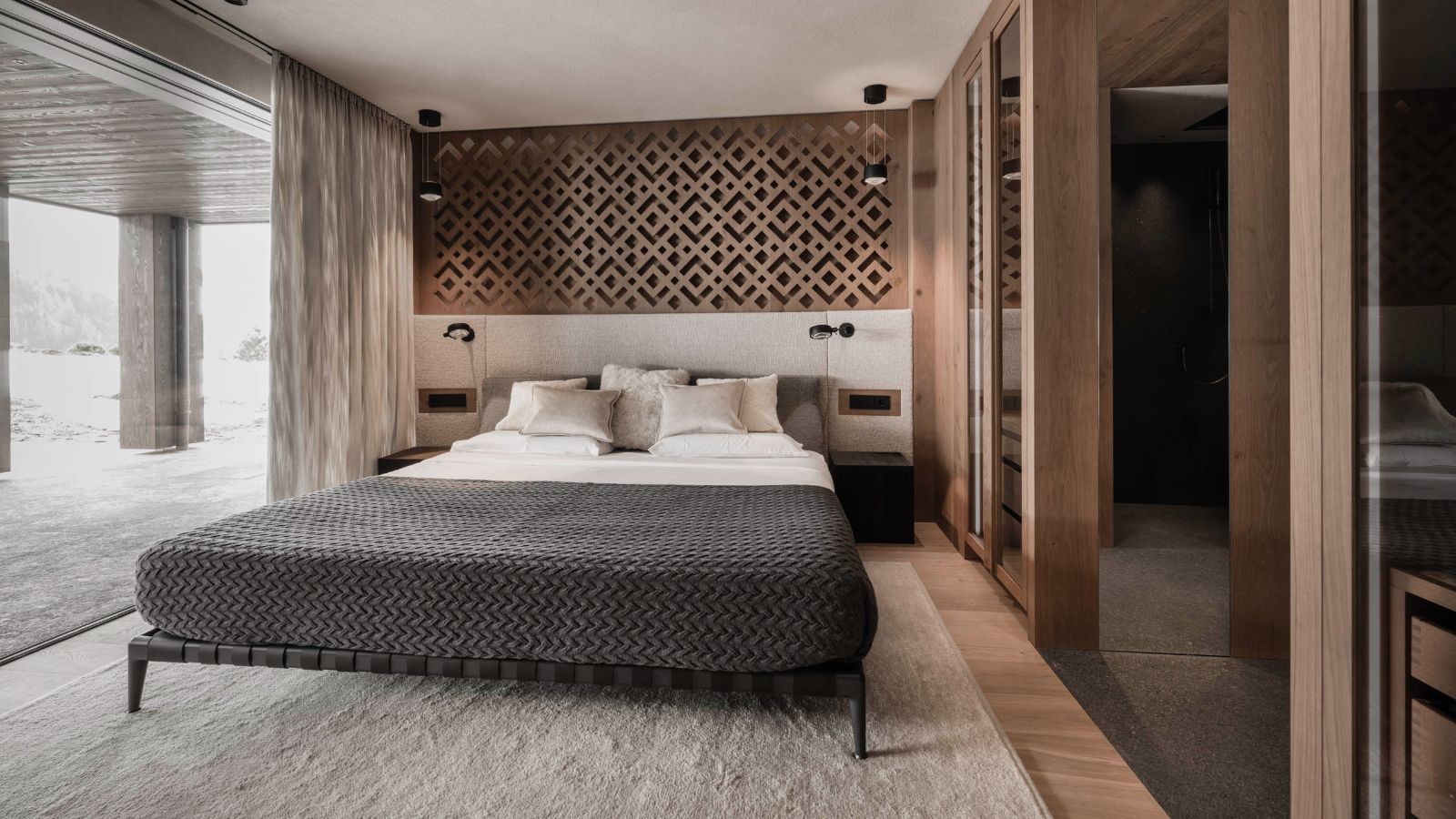 Luxury-Ski-Chalet-Selva-Chalet-Alpurio-Oxford-Ski-Bedroom (8).jpg