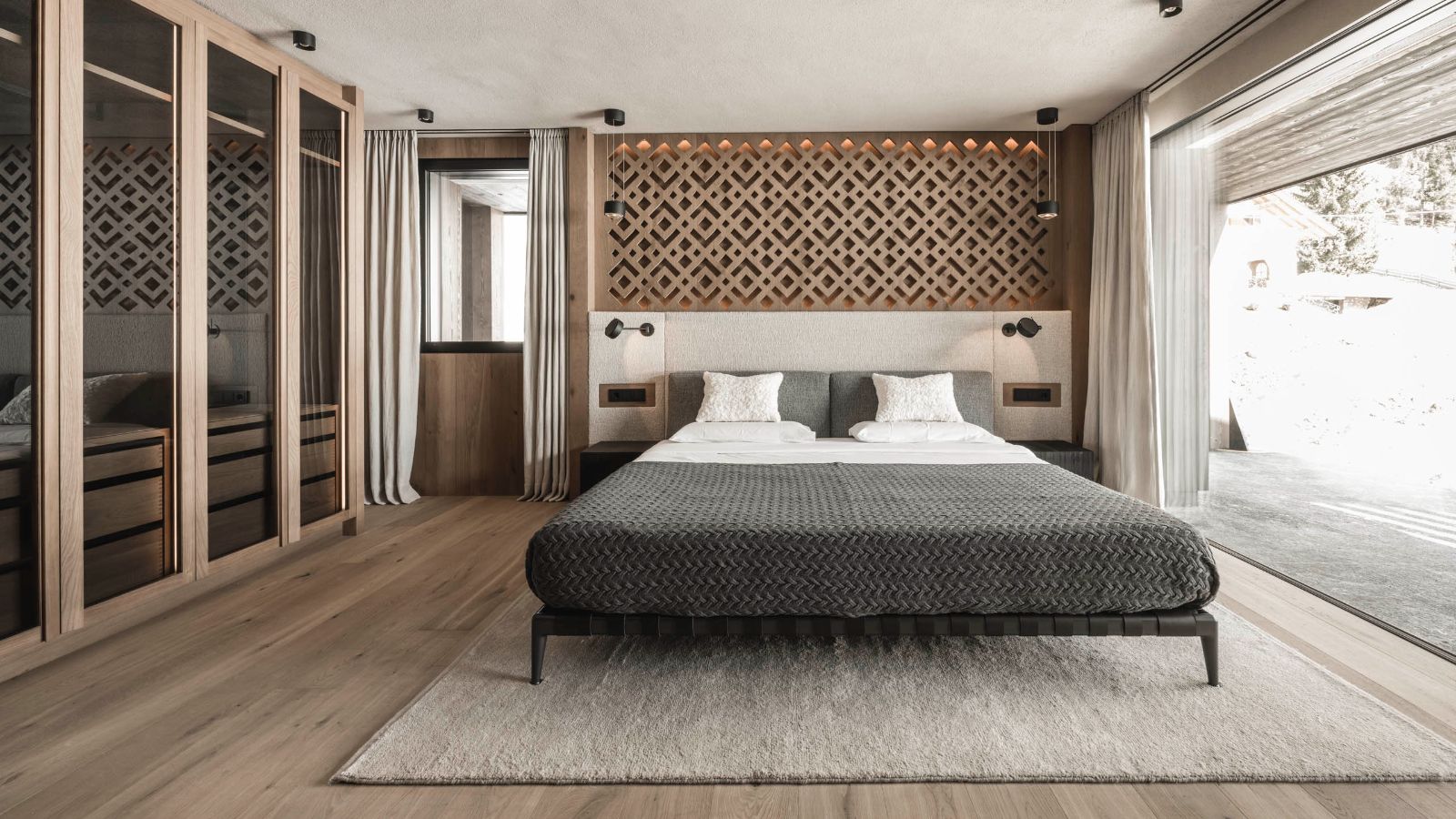 Luxury-Ski-Chalet-Selva-Chalet-Alpurio-Oxford-Ski-Bedroom (11).jpg