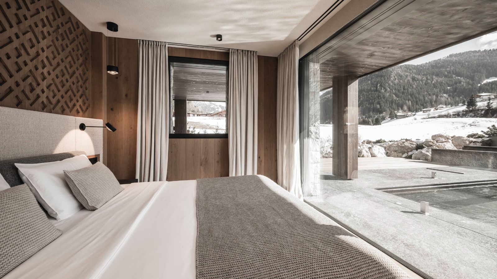 Luxury-Ski-Chalet-Selva-Chalet-Alpurio-Oxford-Ski-Bedroom (14).jpg