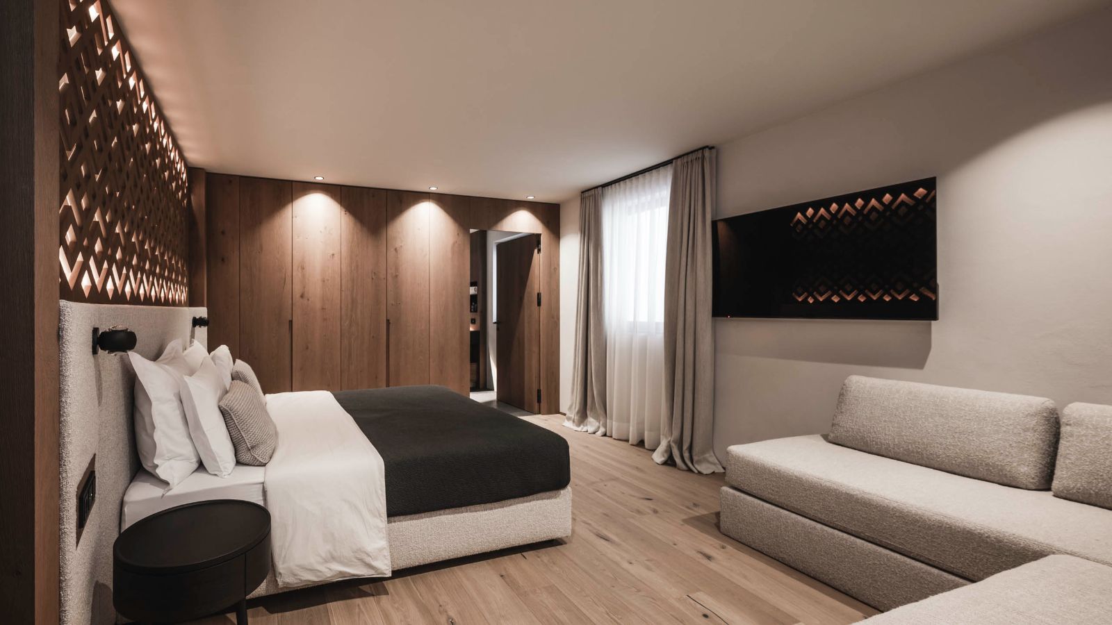 Luxury-Ski-Chalet-Selva-Chalet-Alpurio-Oxford-Ski-Bedroom (18).jpg