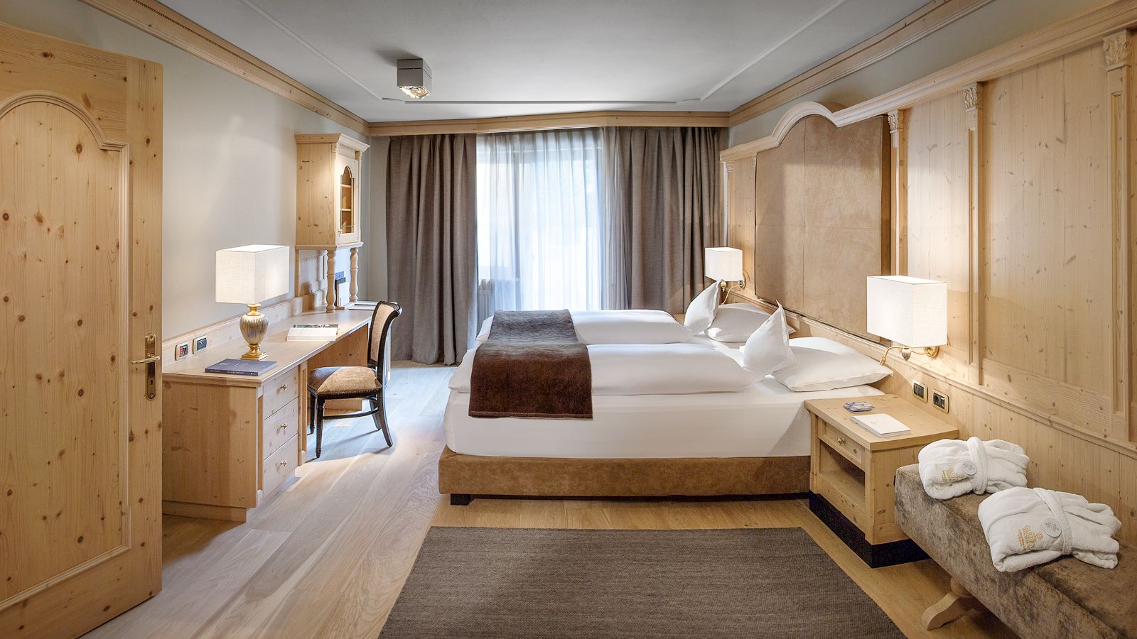 Luxury-Ski-Hotel-Val-Gardena-Hotel-Gardena-Oxford-Ski-Bedroom (12).jpg