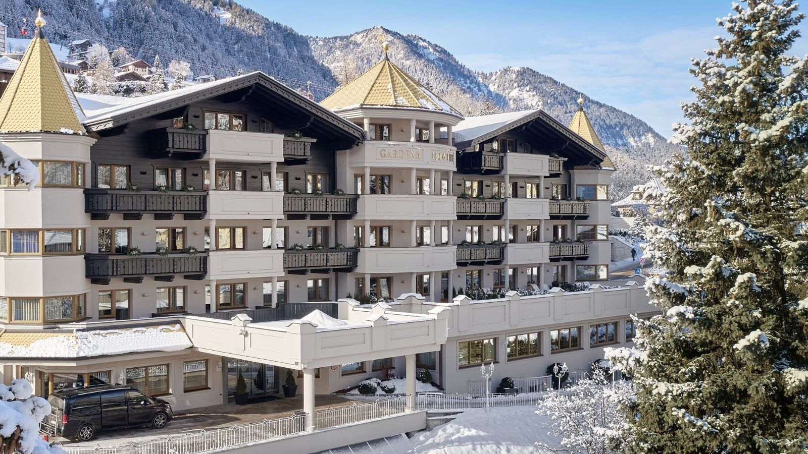 Luxury-Ski-Hotel-Val-Gardena-Hotel-Gardena-Oxford-Ski-Exterior (2).jpg