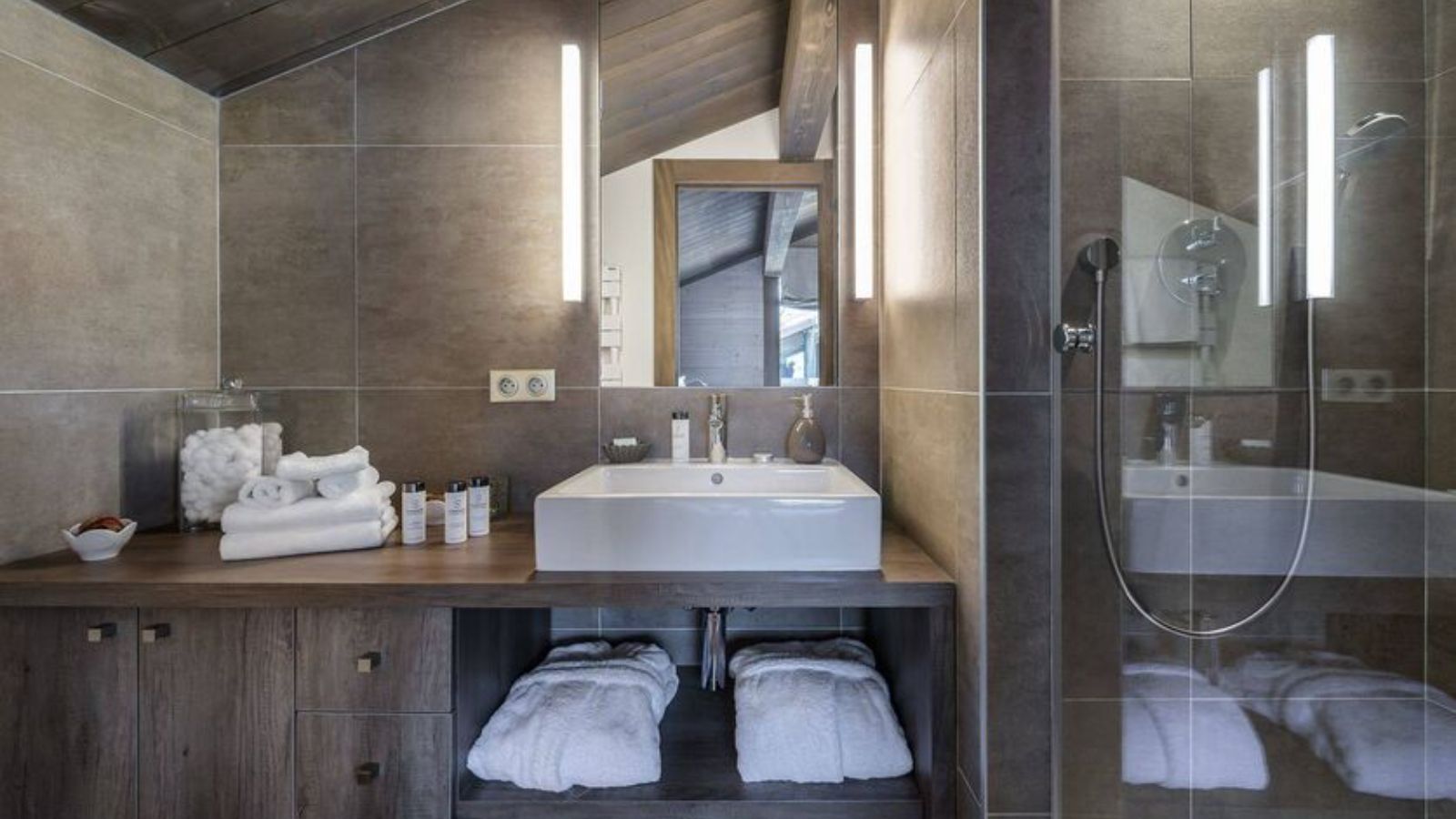 Luxury-ski-chalet-Megeve-Satine-oxford-ski-bathroom1.jpg