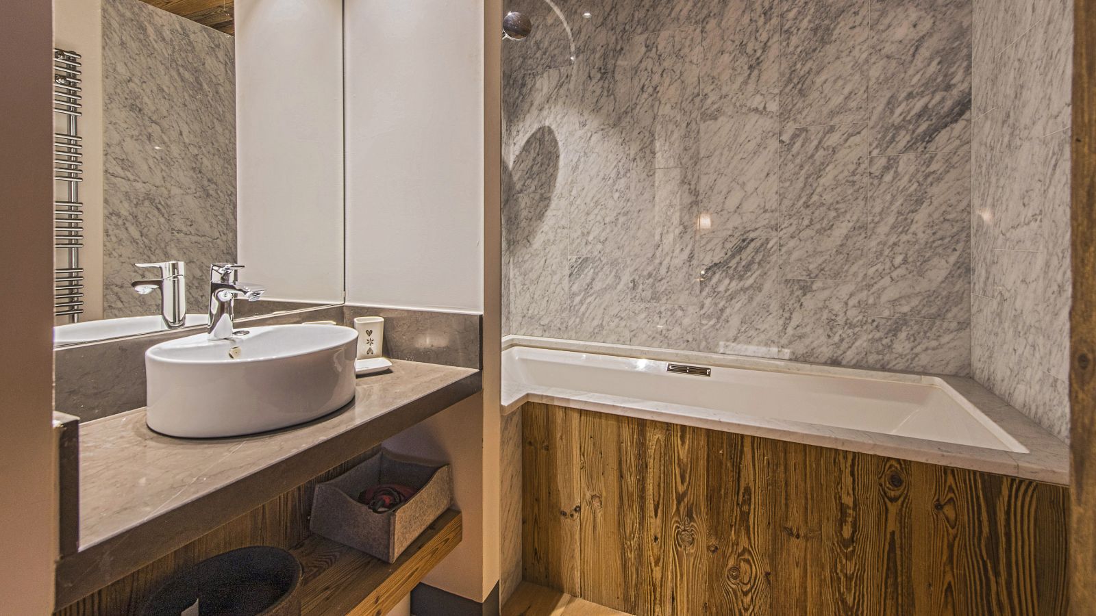 location-appartment-val-disere-centre-village-Savoie-Bathroom 3.jpg