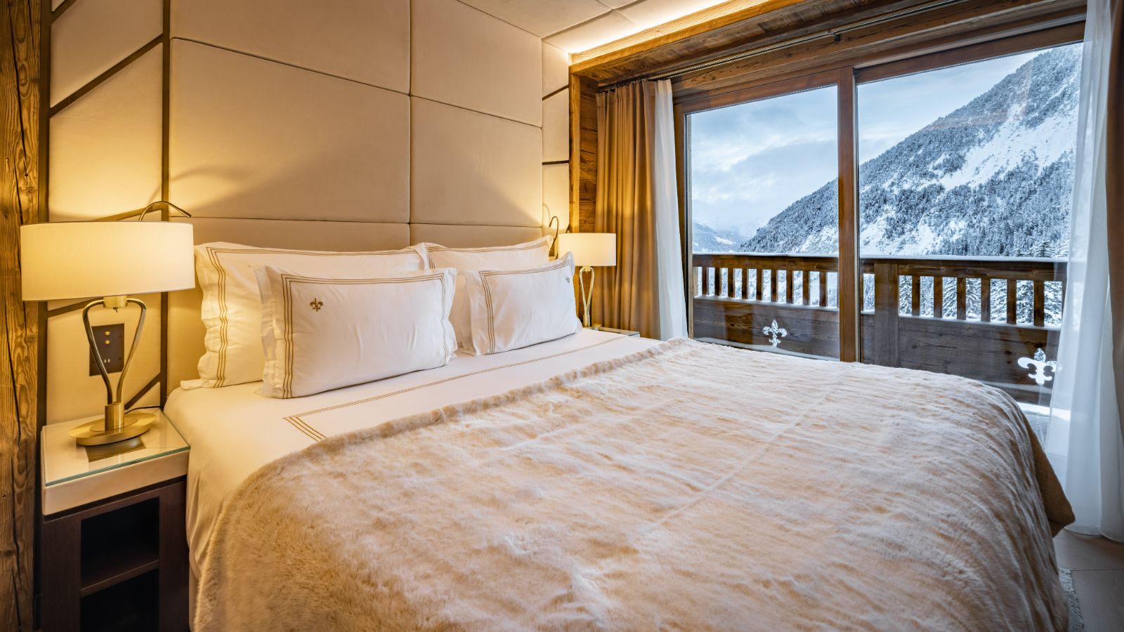 Bedroom with Balcony, Signature Residence, Ultima Courchevel Belvédère (1).jpg
