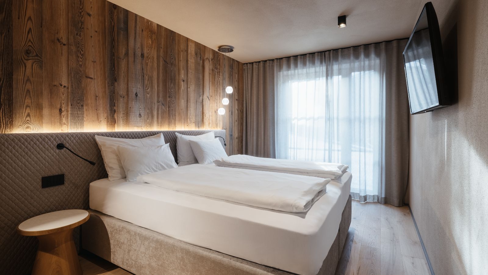 luxury-ski-chalet-kronplatz-pescosta-chalet-oxford-ski-bedroom (1).jpg