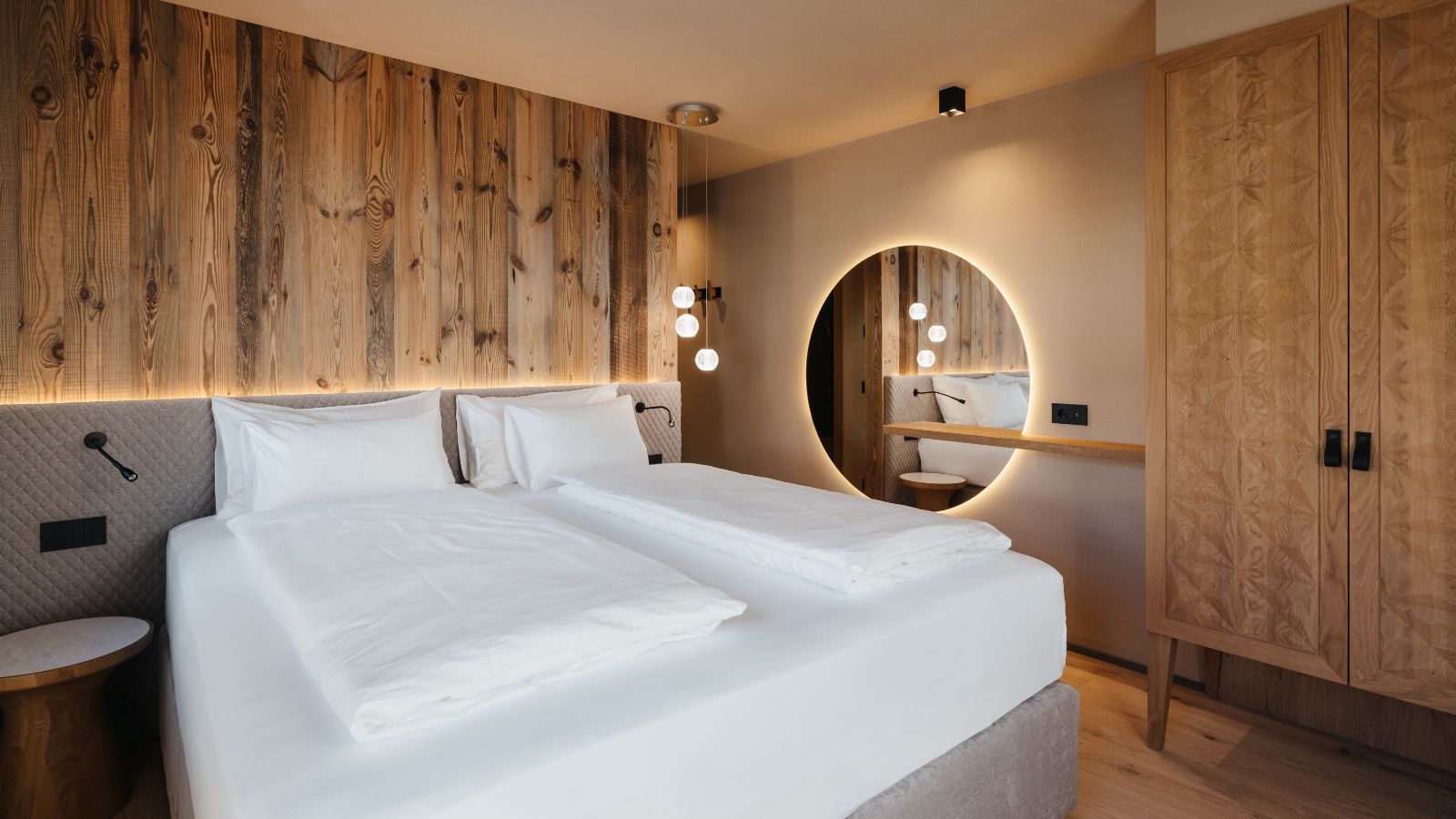 luxury-ski-chalet-kronplatz-pescosta-chalet-oxford-ski-bedroom (4).jpg