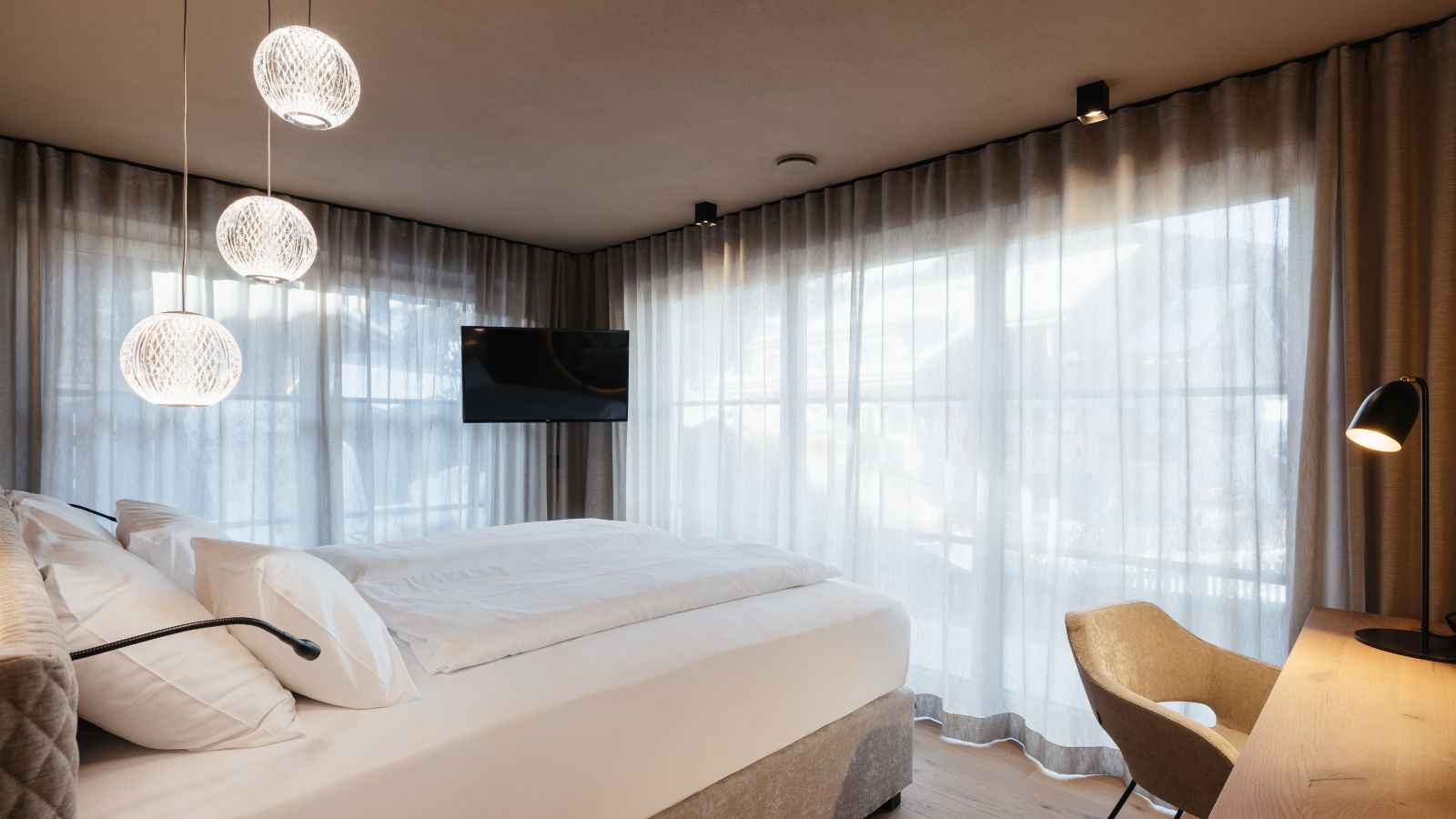 luxury-ski-chalet-kronplatz-pescosta-chalet-oxford-ski-bedroom (5).jpg