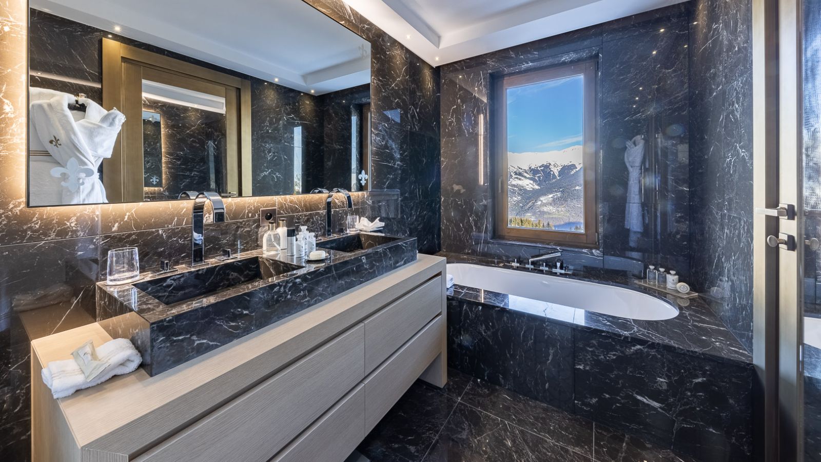 Bathtub with a View, Grand Residence, Nord Resort, Ultima Courchevel Belvédère (1).jpg