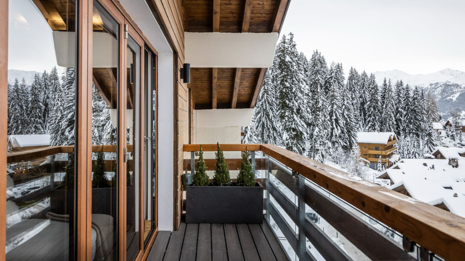 Luxury-ski-apartment-Verbier-Medran-Duplex-Penthouse-Oxford-Ski-Balcony.jpg
