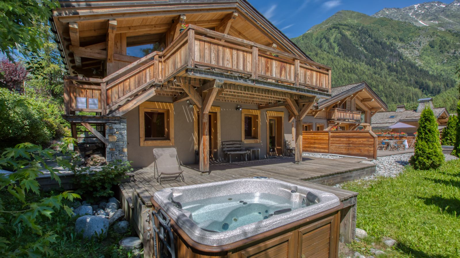 luxury-ski-chalets-chamonix-oxford-ski-ardoise-exterior (1).jpg