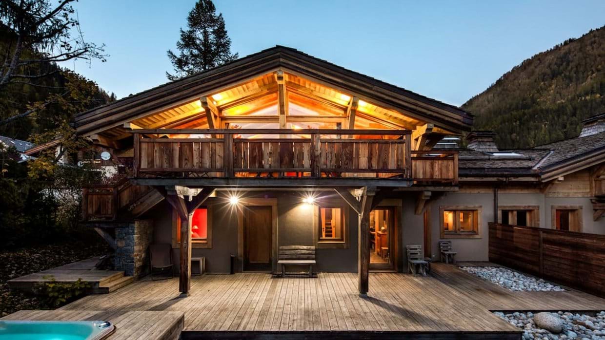 luxury-ski-chalets-chamonix-oxford-ski-ardoise-exterior-night (1).jpg
