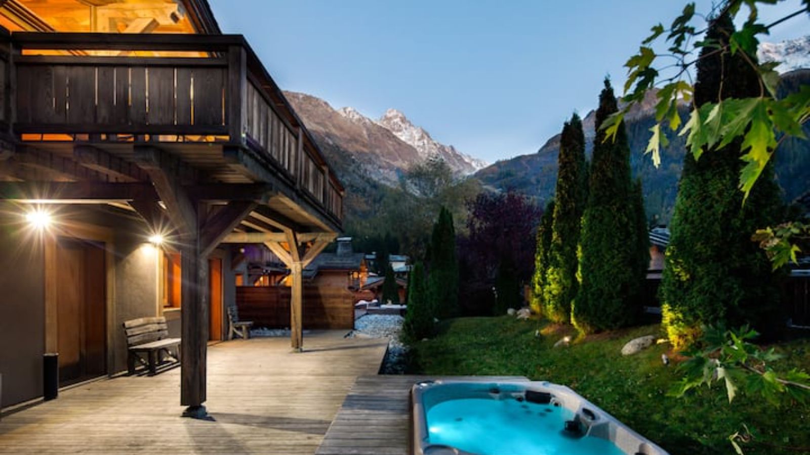 luxury-ski-chalets-chamonix-oxford-ski-ardoise-exterior-night (2).jpg