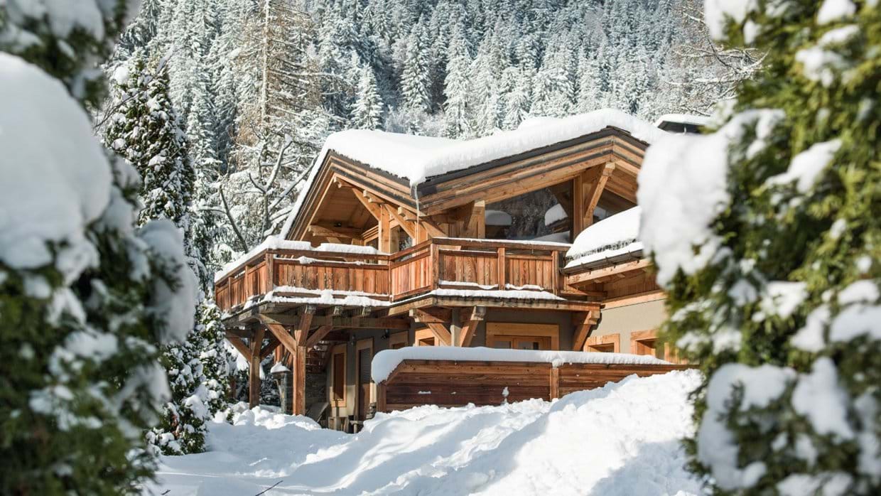 luxury-ski-chalets-chamonix-oxford-ski-ardoise-exterior-snow.jpg