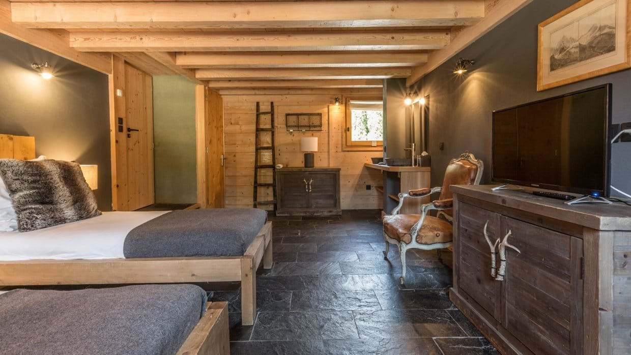 luxury-ski-chalets-chamonix-oxford-ski-ardoise-bedroom (1).jpg