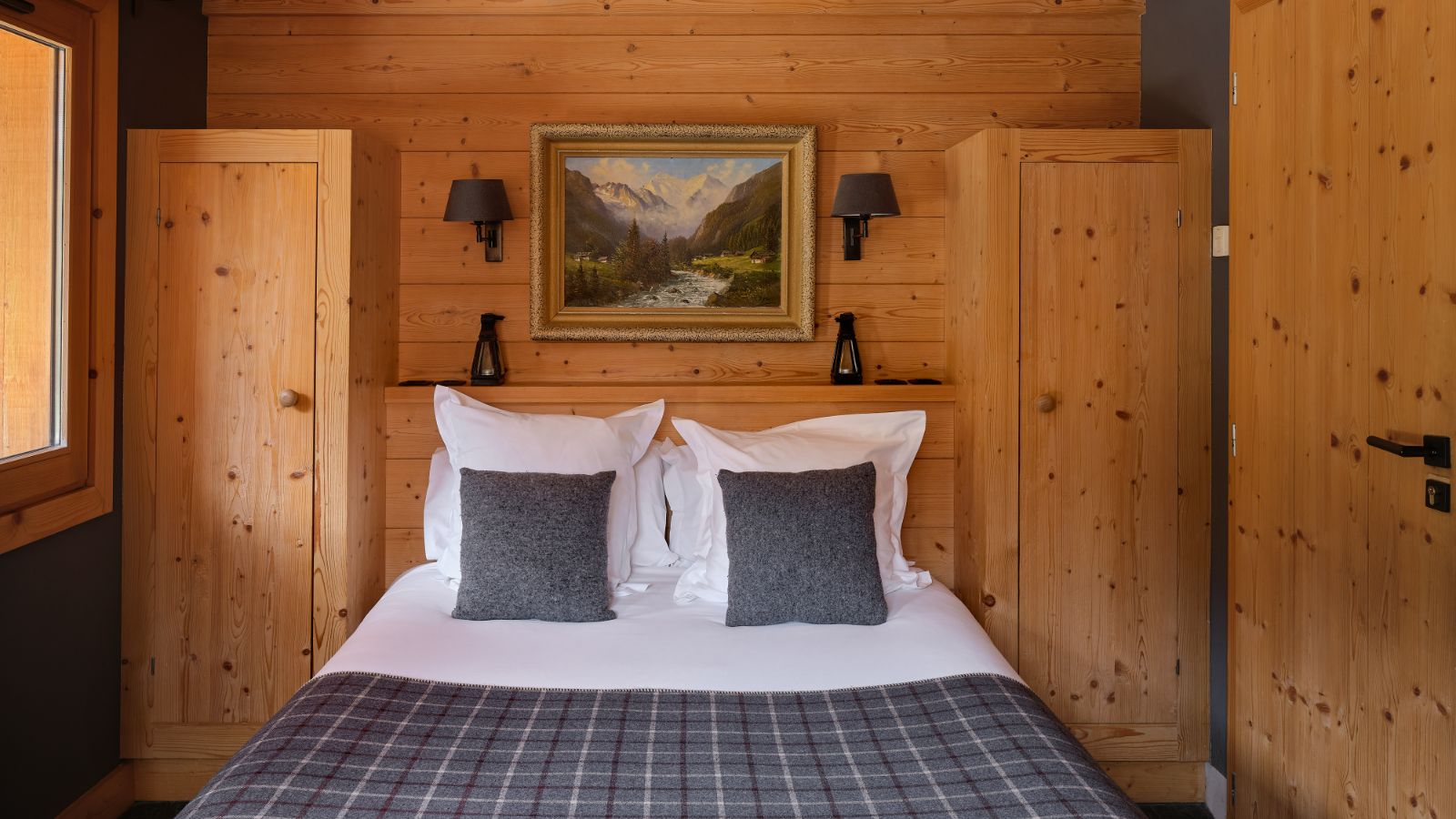 luxury-ski-chalets-chamonix-oxford-ski-ardoise-bedroom (3).jpg