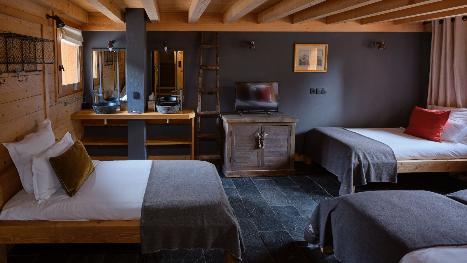 luxury-ski-chalets-chamonix-oxford-ski-ardoise-bedroom (4).jpg