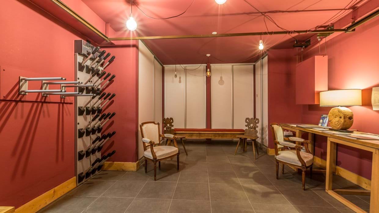 luxury-ski-chalets-chamonix-oxford-ski-ardoise-boot-room.jpg