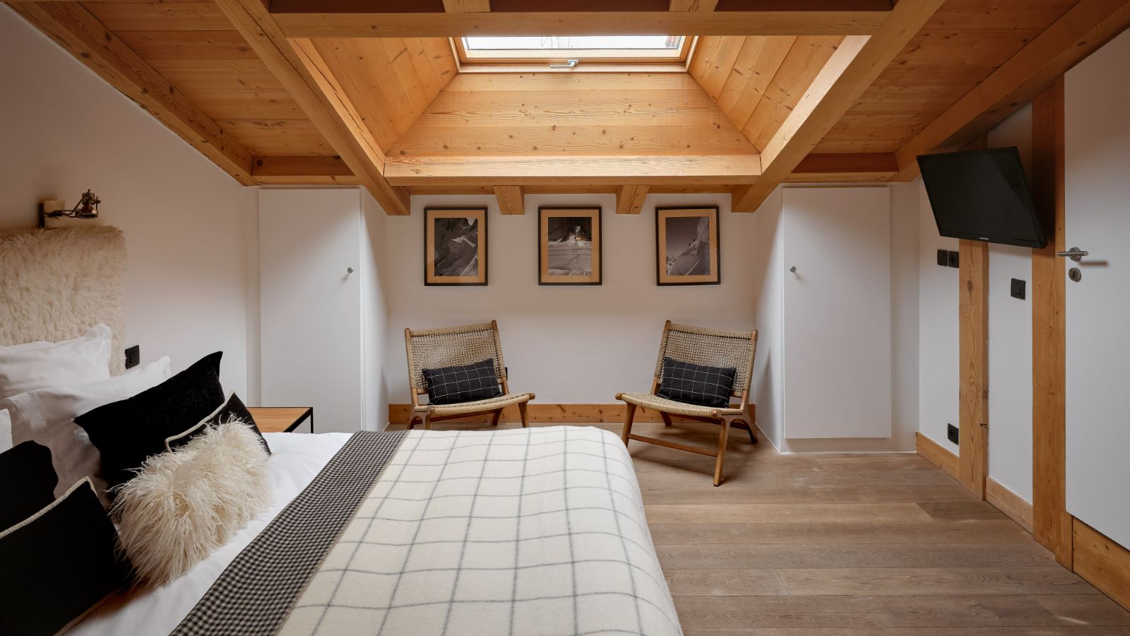 luxury-ski-chalets-chamonix-oxford-ski-cristal-bedroom (1).jpg