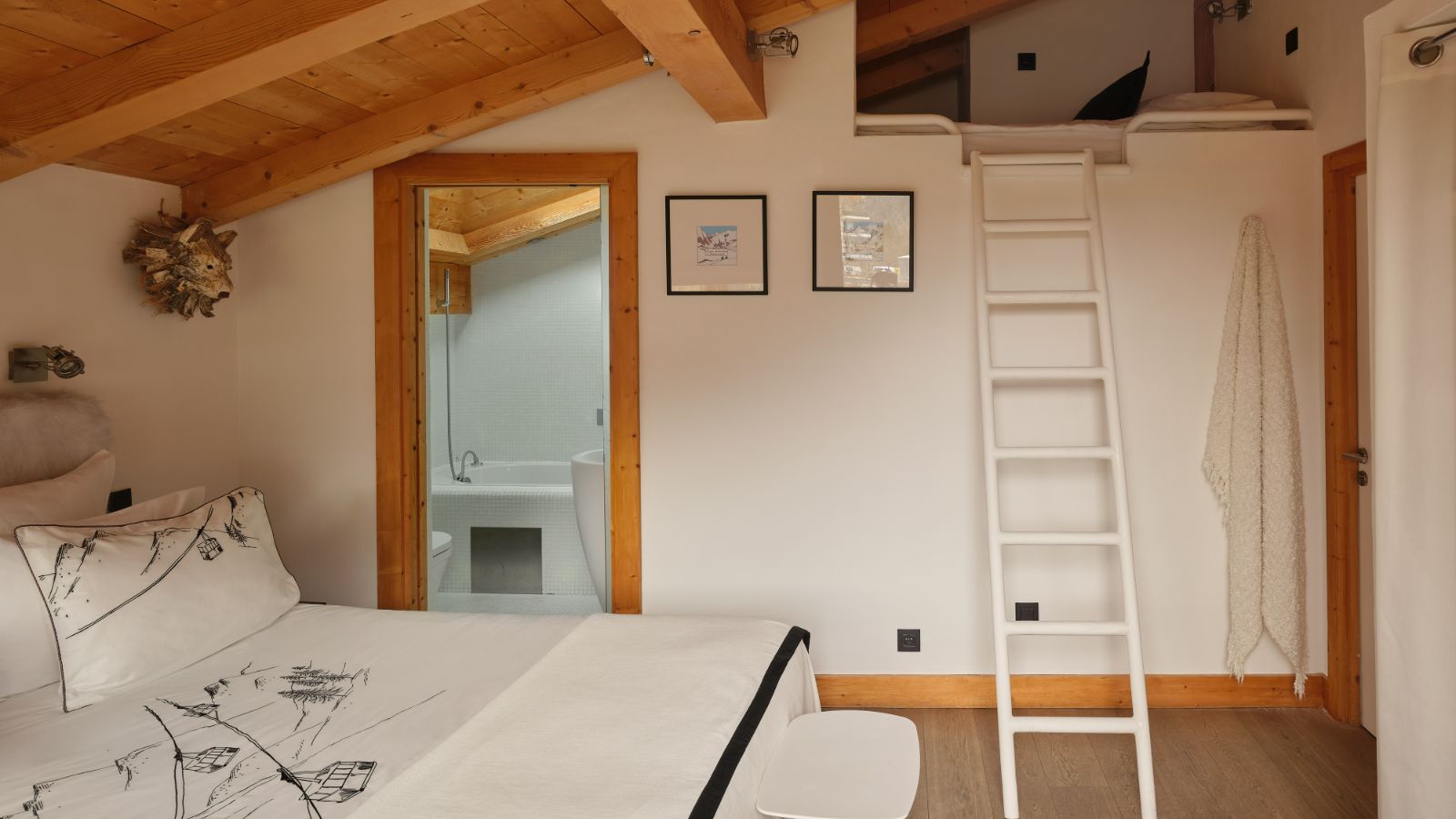 luxury-ski-chalets-chamonix-oxford-ski-cristal-bedroom (2).jpg