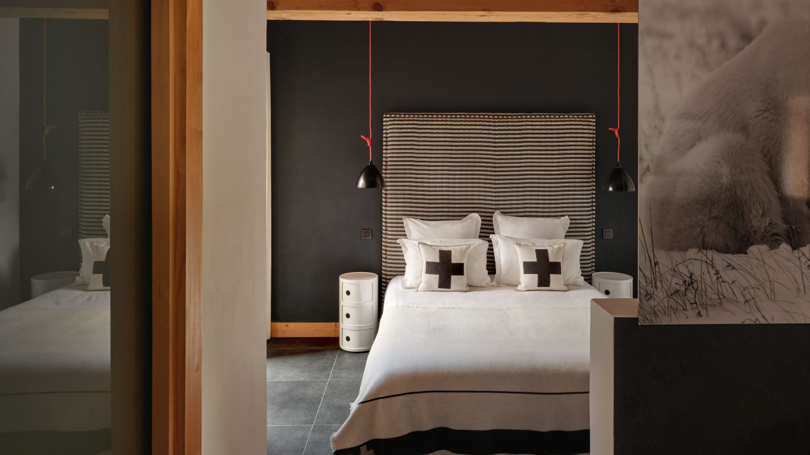 luxury-ski-chalets-chamonix-oxford-ski-cristal-bedroom (3).jpg