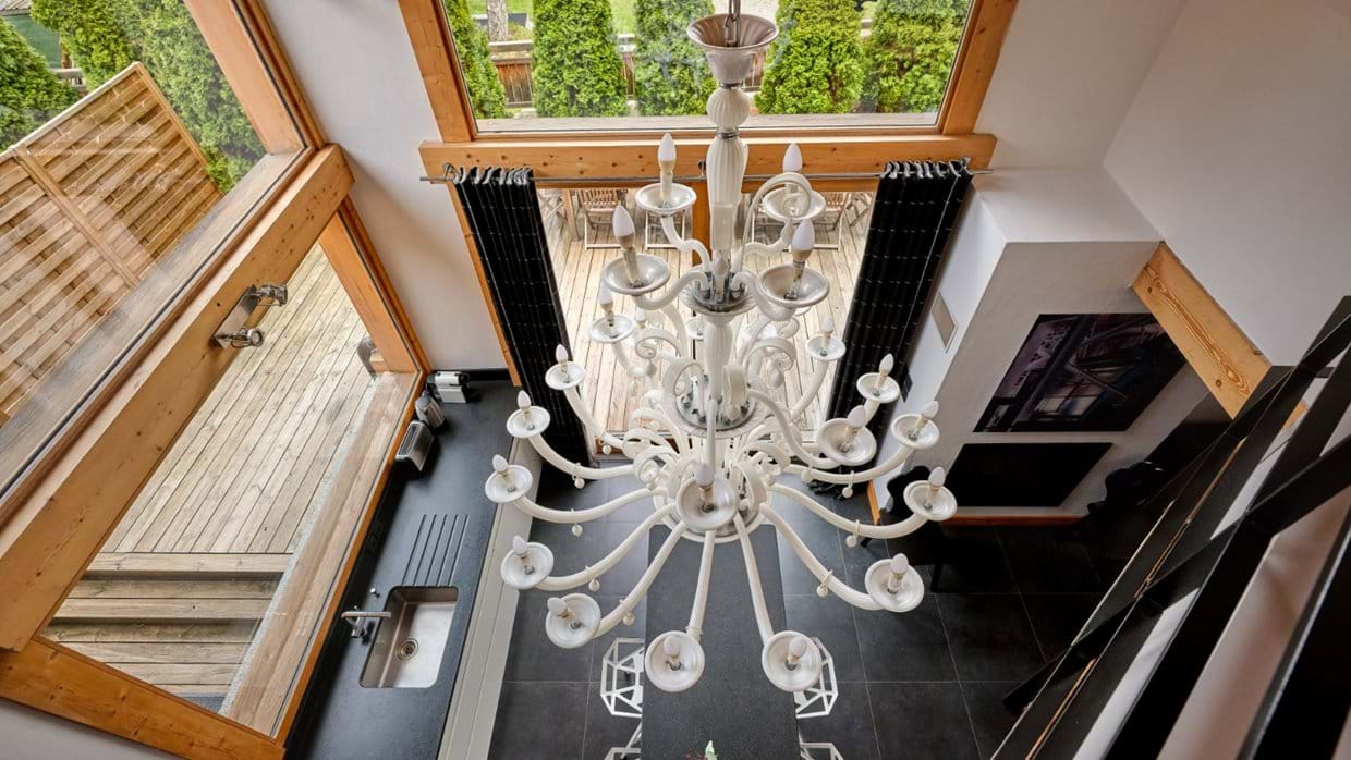 luxury-ski-chalets-chamonix-oxford-ski-cristal-chandelier.jpg