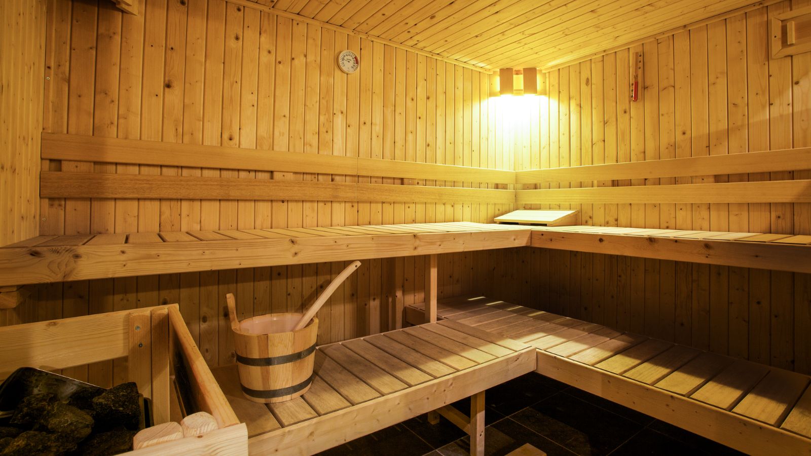 luxury-ski-chalets-chamonix-oxford-ski-les-rives-argentiere-communal-sauna (1).jpg