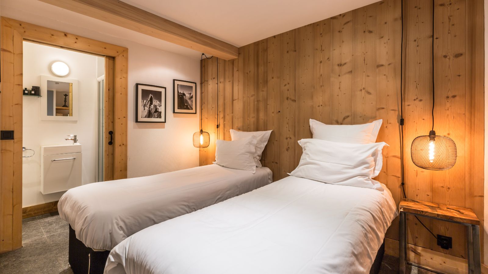 luxury-ski-chalets-chamonix-oxford-ski-granit-bedroom (4).jpg