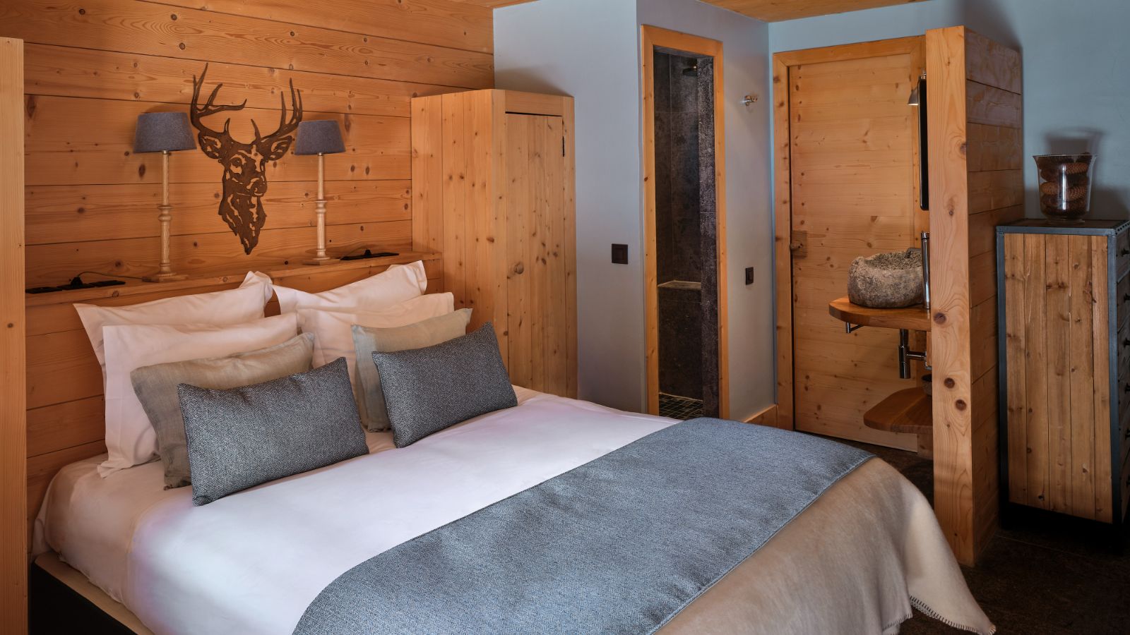 luxury-ski-chalets-chamonix-oxford-ski-granit-bedroom (6).jpg