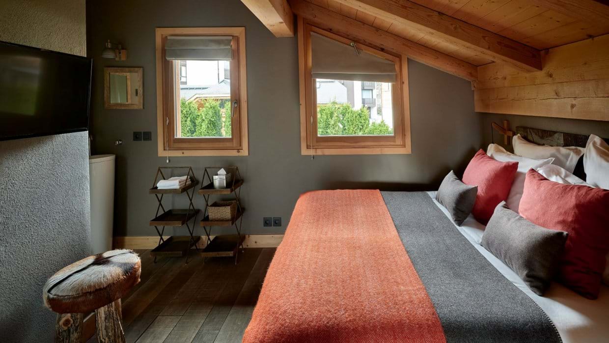 luxury-ski-chalets-chamonix-oxford-ski-terre-bedroom (1).jpg