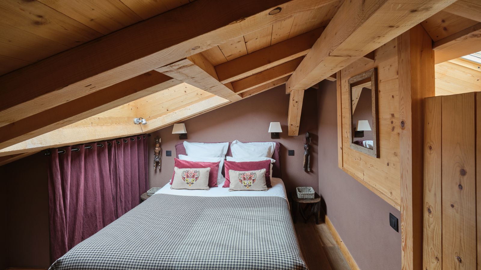 luxury-ski-chalets-chamonix-oxford-ski-terre-bedroom (2).jpg